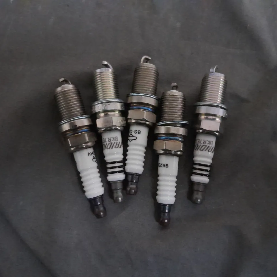 LOT OF 5 SPARK PLUGS 