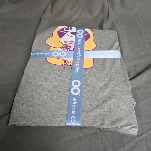 OODIE SLEEP TEE IN GREY SLOTH - ONE SIZE