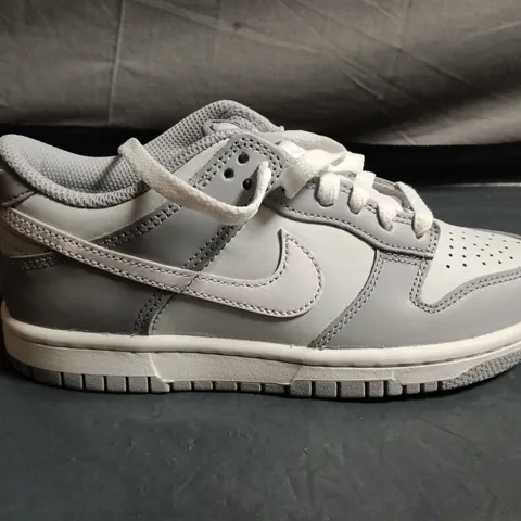 PAIR OF NIKE SNEAKERS β GREY/WHITE, LOW-TOP = UK SIZE 3.5