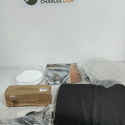BOX OF APPROXIMATELY 25 ASSORTED ITEMS INCLUDING A CAST IRON PAN, A GARDEN RAKE AND A MITCLEAR SHOE CLEANING BRUSH