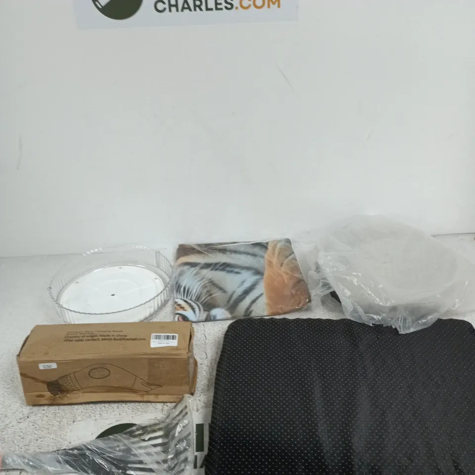 BOX OF APPROXIMATELY 25 ASSORTED ITEMS INCLUDING A CAST IRON PAN, A GARDEN RAKE AND A MITCLEAR SHOE CLEANING BRUSH