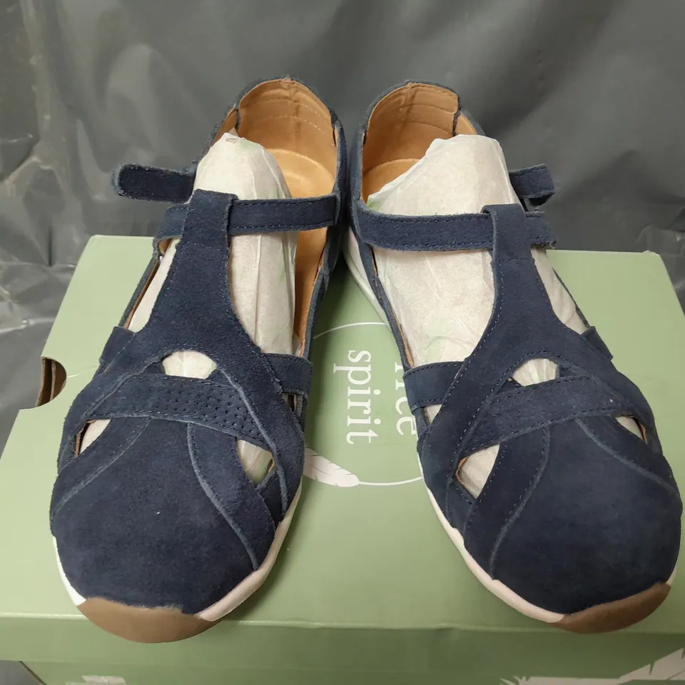 BOXED FREE SPIRIT PAIGE SANDALS IN NAVY - SIZE 4