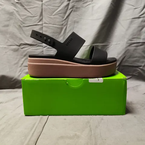 BOXED PAIR OF CROCS BROOKLYN LOW WEDGE OPEN TOE SANDALS IN BLACK/MUSHROOM UK SIZE 5
