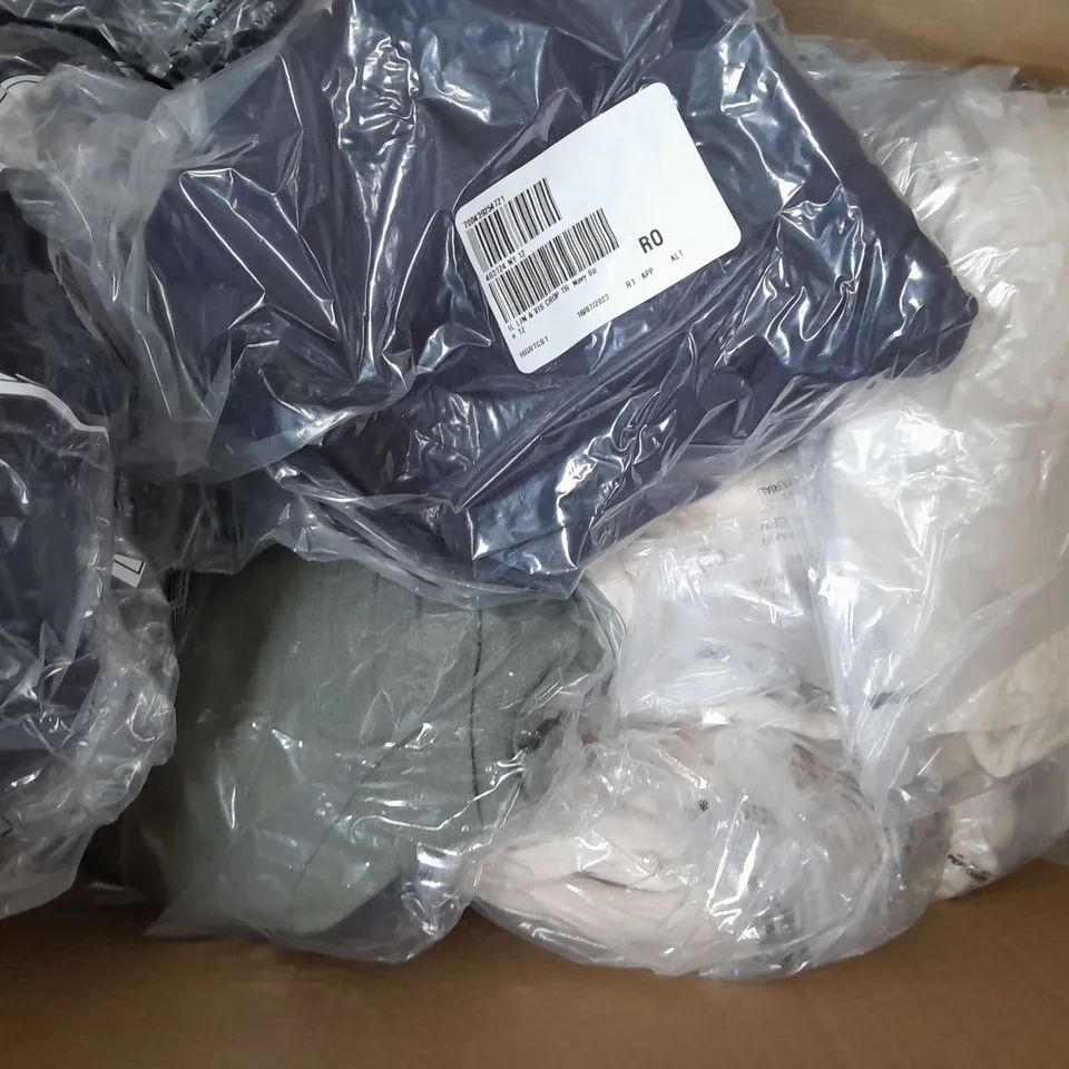BOX OF APPROXIMATELY 15 ASSORTED CLOTHING AND FASHION ITEMS IN VARIOUS STYLES, SIZES, AND COLOURS