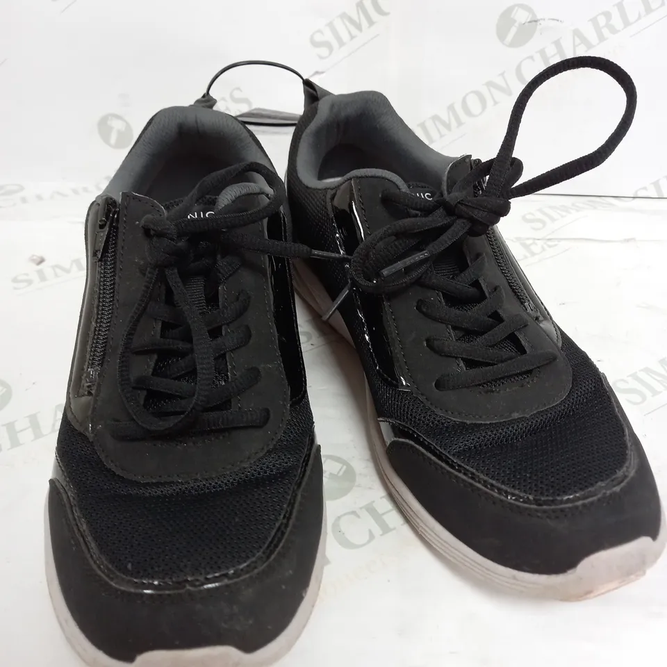 UNBOXED VIONIC AGILE CASSIS ZIP TRAINER IN BLACK - SIZE 6