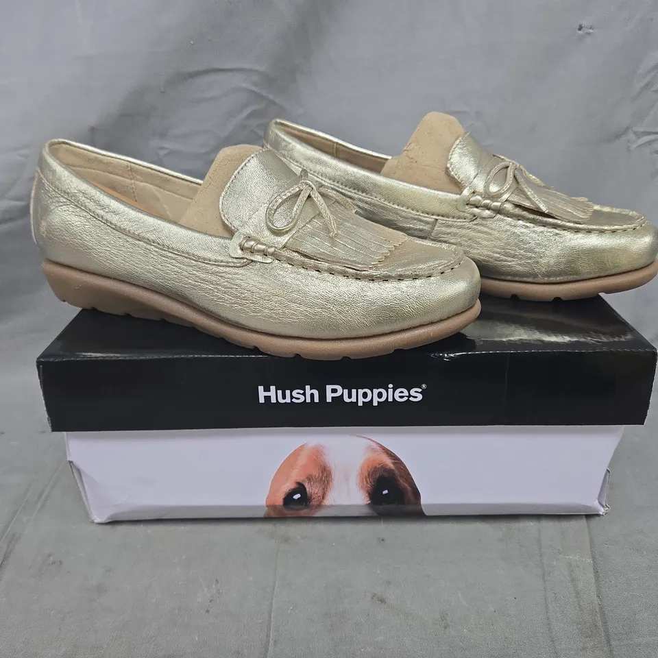 BOXED PAIR OF HUSH PUPPIES ALAYNA LOAFER IN GOLD LEATHER SIZE 5