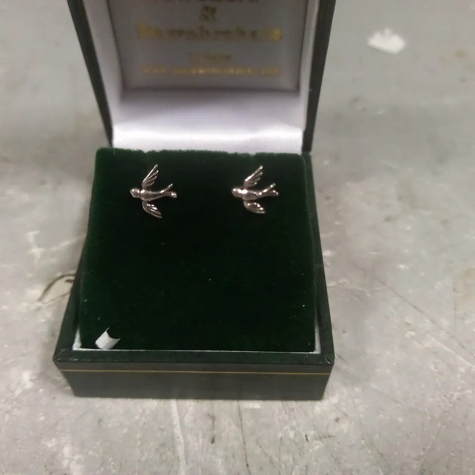 APPROXIMATELY 18 PAIRS OF KINGSLEY RYAN UNBOXED SILVER SWALLOW STUD EARRINGS STERLING SILVER