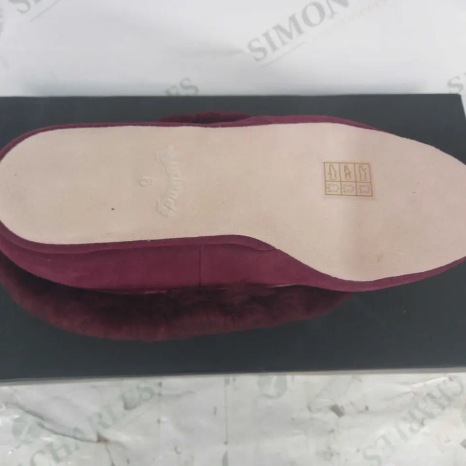 BOXED PAIR OF MORLANDS FAUX FUR LINED SHOES IN BURGUNDY UK SIZE 6