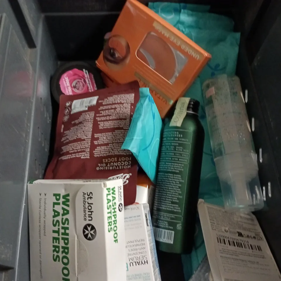 APPROXIMATEY 20 ASSORTED HEALTH AND BEAUTY PRODUCTS TO INCLUDE - TONI & GUY CONDITIONER - HIVE WAX DISPOSABLE SPATULAS AND ORAL-B TOOTHBRUSH HEADS