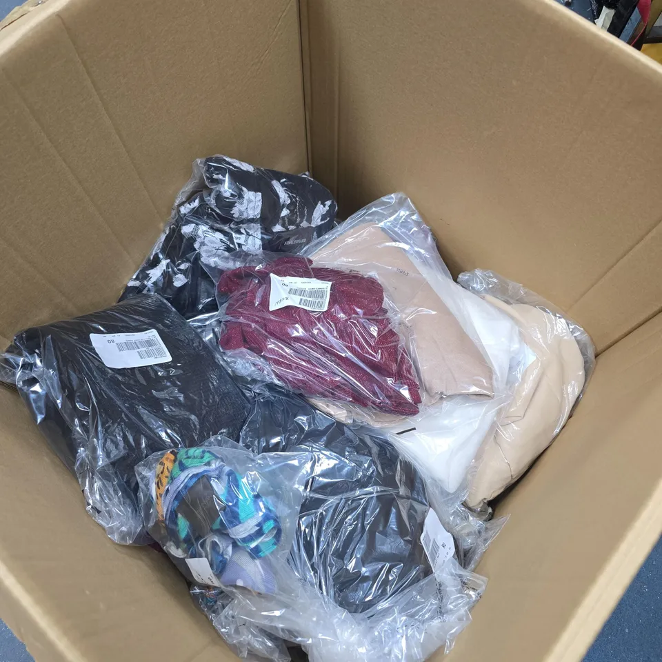 BOX OF APPROXIMATELY 22 ASSORTED CLOTHING ITEM TO INCLUDE D&C, RUTH LANGSFORD ETC