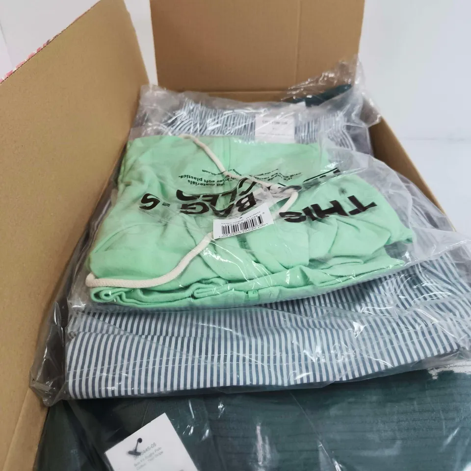 BOX OF APPROXIMATELY 9 ASSORTED CLOTHING ITEMS TO INCLUDE HOODED TOP, BOX FIT RUGBY POLO ETC