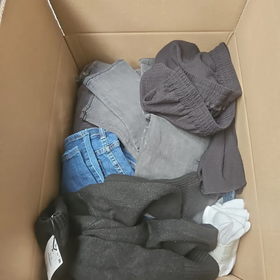 BOX OF APPROXIMATELY 25 ASSORTED CLOTHING ITEMS IN VARIOUS STYLES , COLOURS AND SIZES 