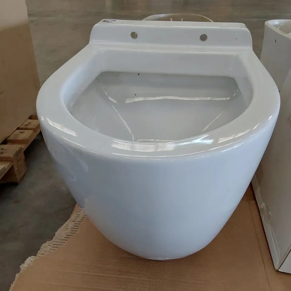 CERAMIC BTW WC PAN WITH LYON QUICK RELEASE SOFT CLOSE TOILET SEAT