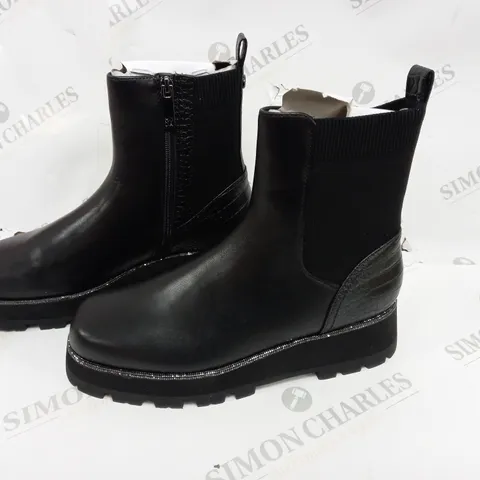 BOXED PAIR OF MODA GERRI CHELA BOOTS IN BLACK - 8