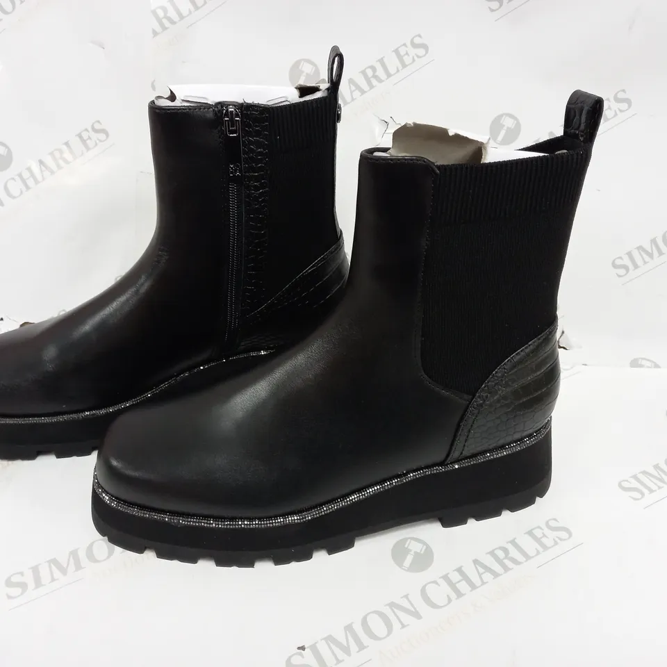 BOXED PAIR OF MODA GERRI CHELA BOOTS IN BLACK - 8