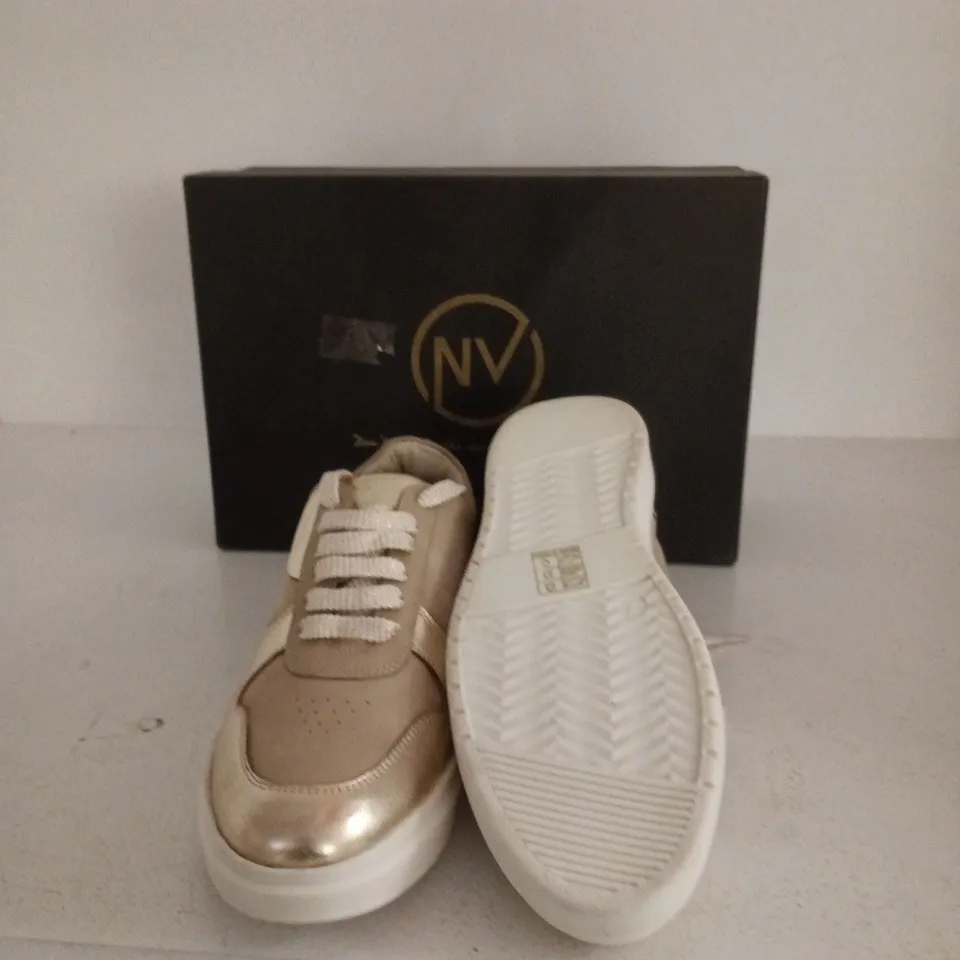 NV WOMEN'S BEIGE METALLIC SNEAKERS WITH WHITE SOLE – BOXED