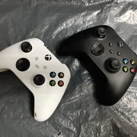 BOX OF APPROXIAMTELY 5 ASSORTED ELECTRICAL ITEMS TO INCLUDE XBOX WIRELESS CONTROLLER, ETC