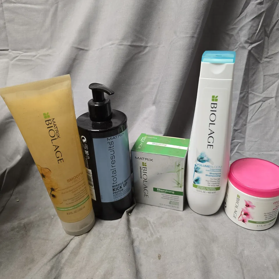 APPROXIMATELY 20 ASSORTED HEALTH & BEAUTY PRODUCTS TO INCLUDE BIOLAGE VOLUME BLOOM SHAMPOO, MATRIX BODIFYING TREATMENT, BIOLAGE COLOUR LAST MASK, ETC - COLLECTION ONLY