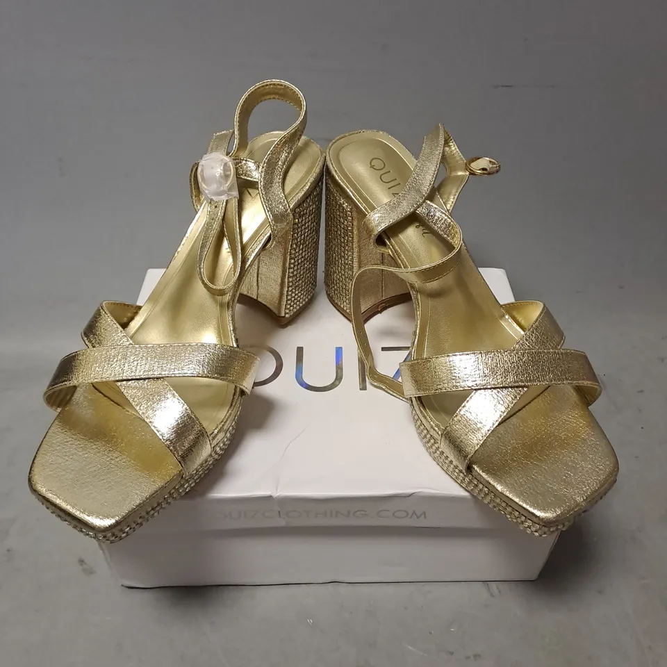 BOXED PAIR OF QUIZ RHINESTONE OPEN TOE BLOCK PLATFORM HEELS IN GOLD SIZE 8