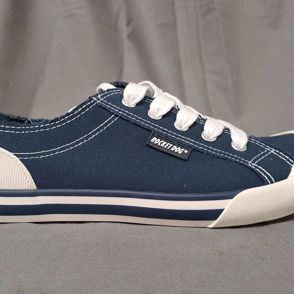 BOXED PAIR OF ROCKET DOG SHOES IN NAVY/WHITE UK SIZE 6