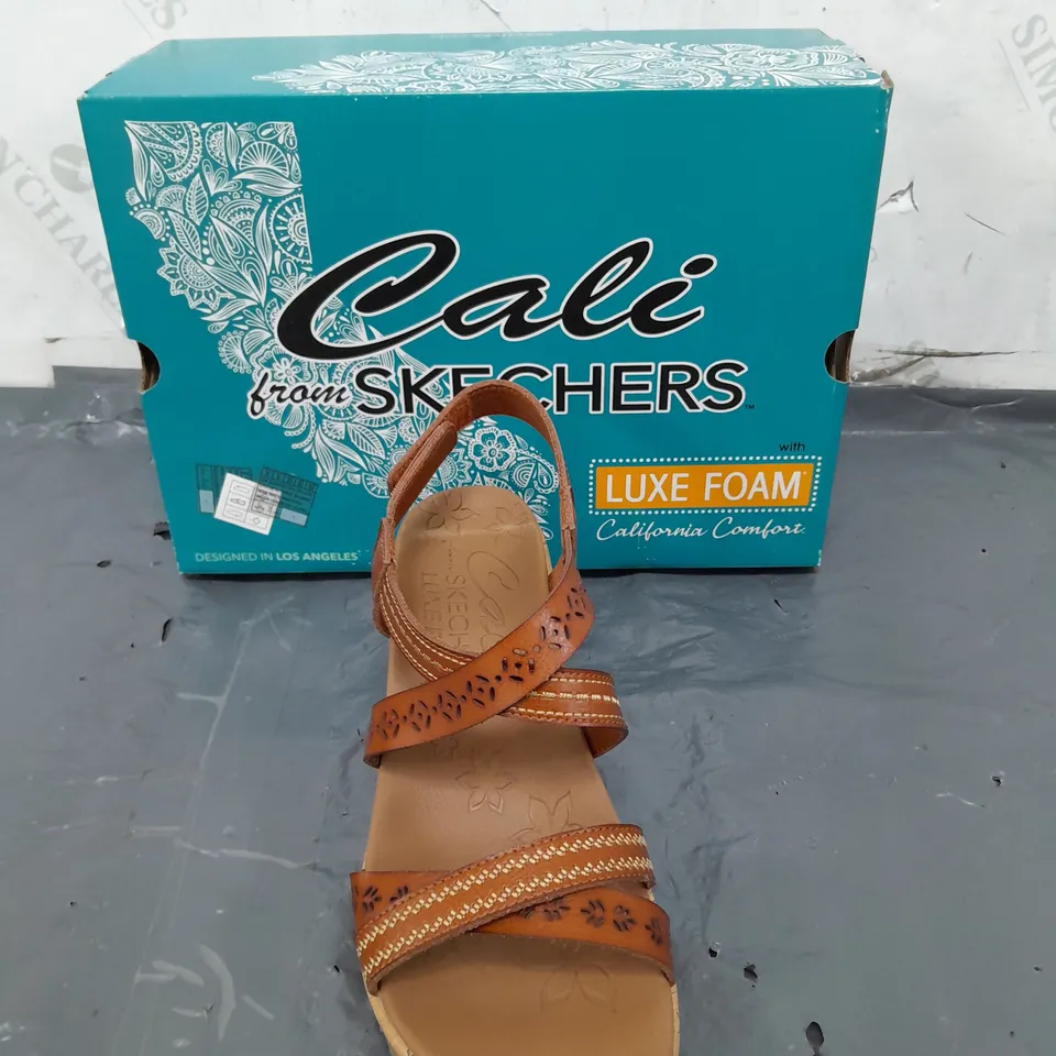 SKETCHERS CALI WOMENS SIZE 9 WEDGE HEEL SANDALS 