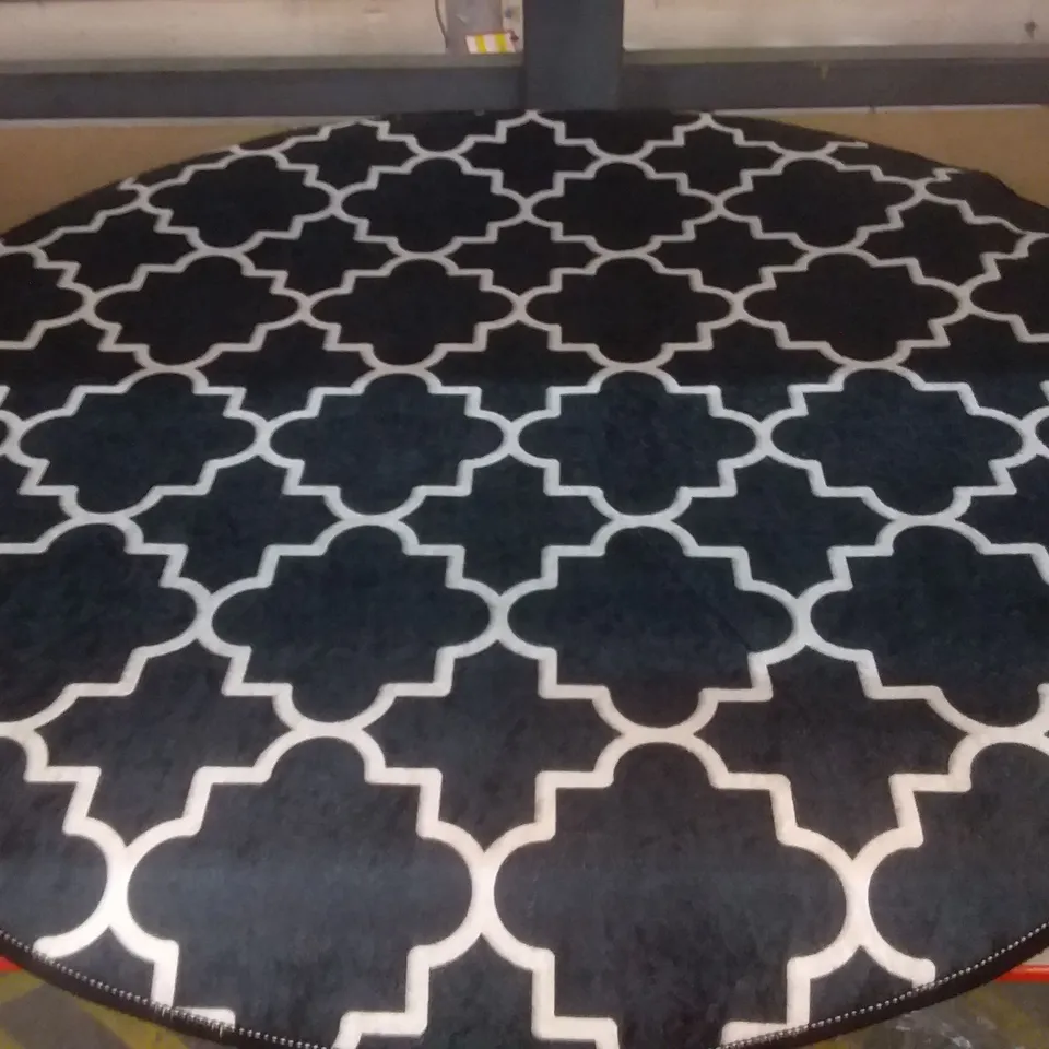 KUPA SIYAH BLACK / WHITE PATTERNED BATHMAT 