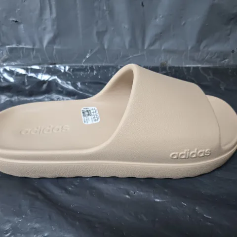 UNBOXED PAIR OF ADIDAS ADILETTE LUMIA SLIDES ON COFFEE - UK 8