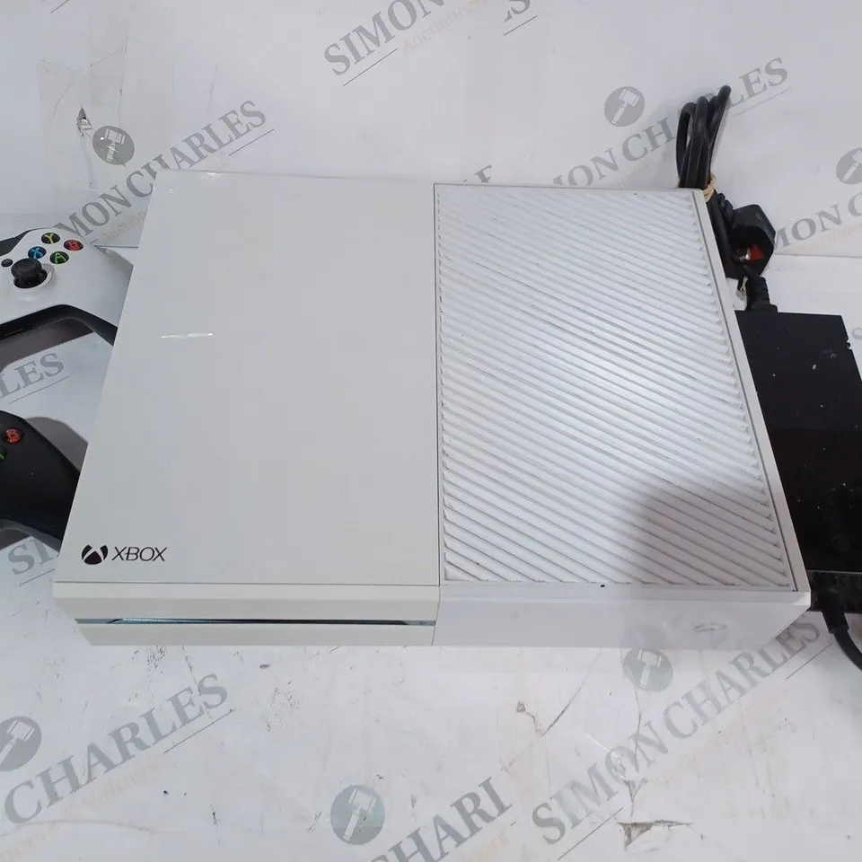 BOXED MICROSOFT XBOX ONE GAMES CONSOLE IN WHITE 1540 W. CONTROLLERS