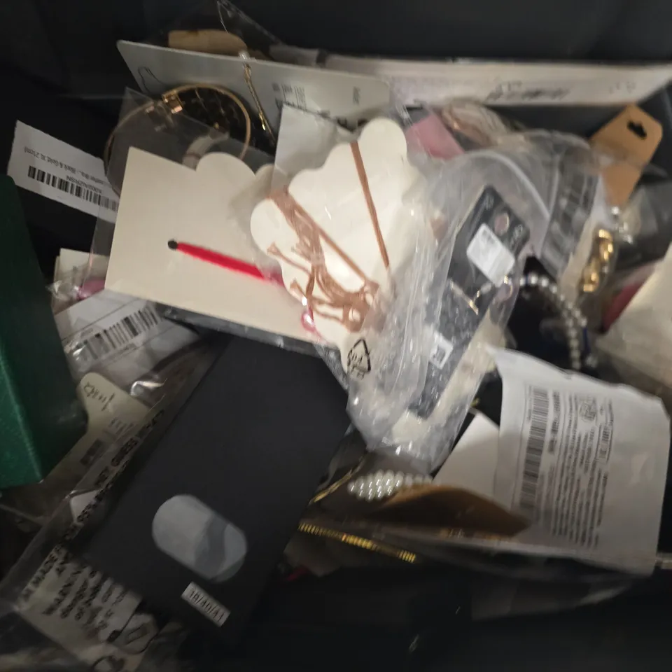 APPROXIMATELY 20 ASSORTED JEWELLERY ITEMS TO INCLUDE SMART WATCH, GOLD EFFECT BANGLE SET, RAVENCOURT LIVING WATCH, ETC