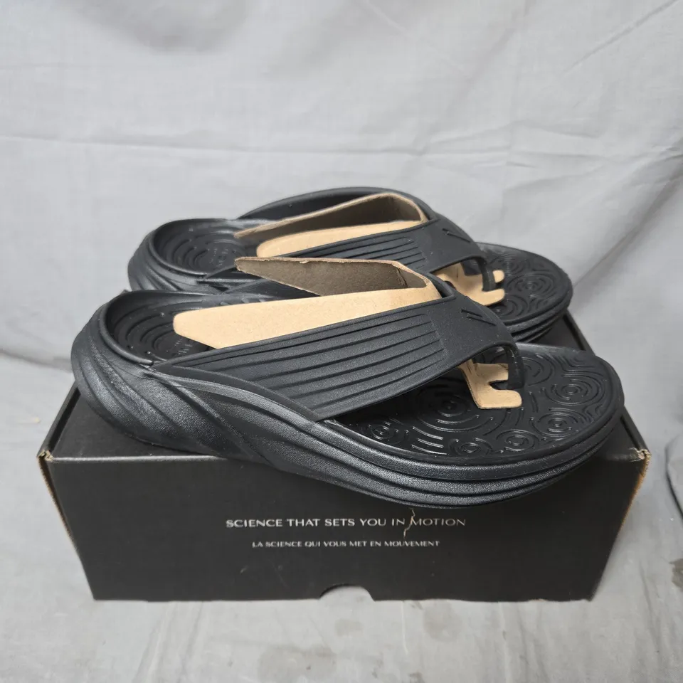BOXED VIONIC MONSTER TIDE RX SANDALS IN BLACK - SIZE 5