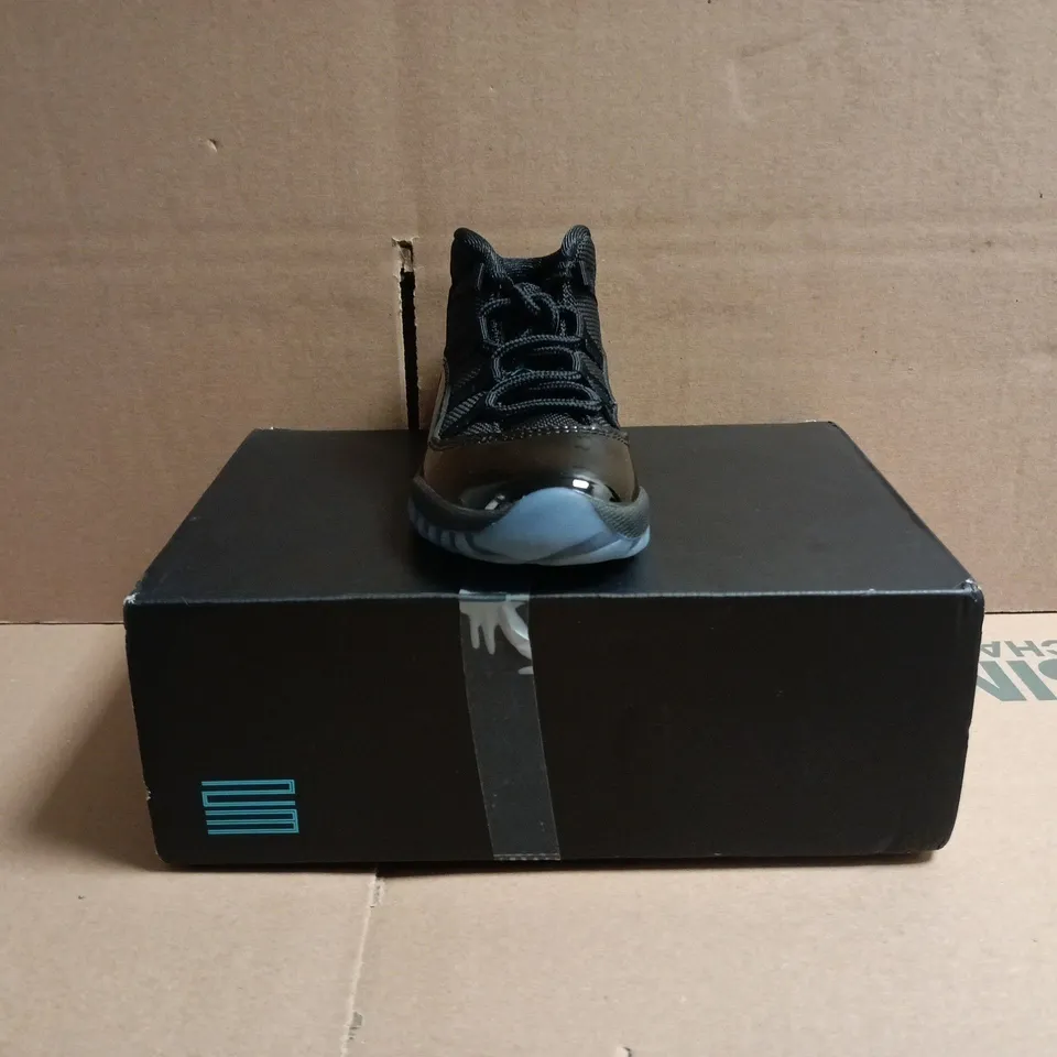 BOXED PAIR OF JORDAN 11 RETRO KID'S SHOES IN BLACK/BLUE SIZE UK 8.5