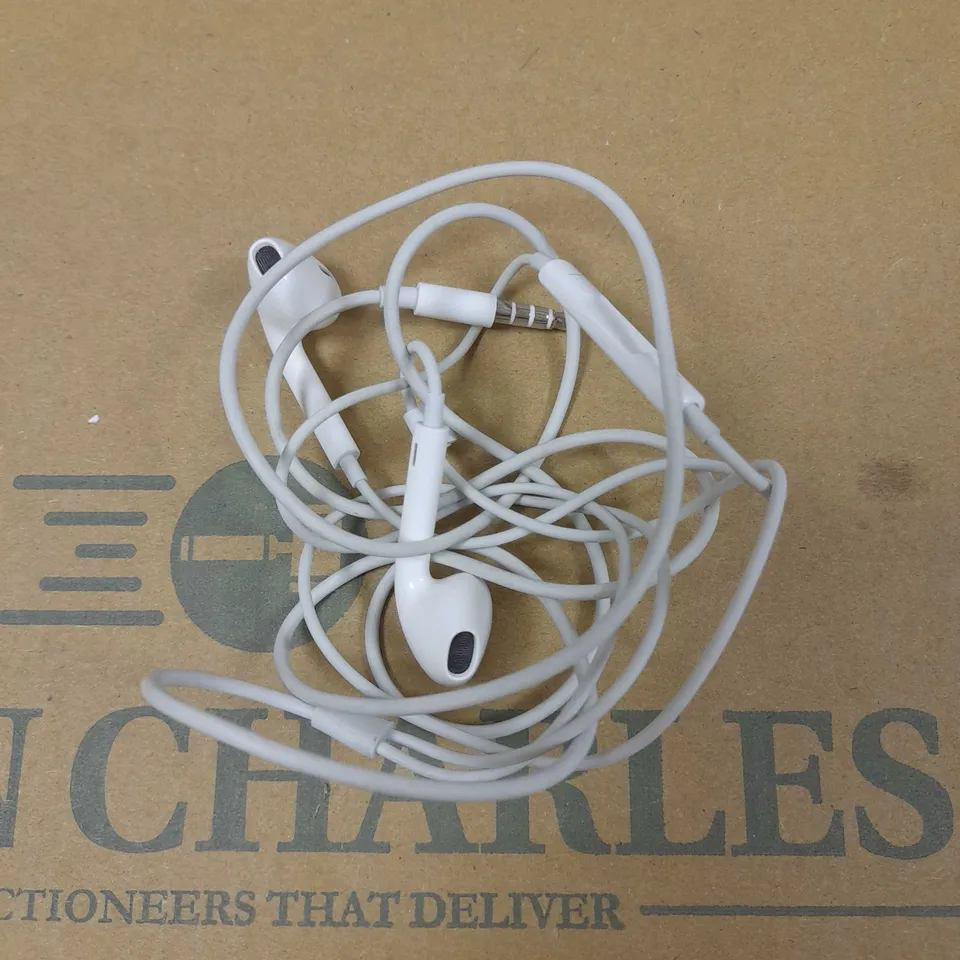 APPLE EARPODS HEADPHONE CONNECTION 