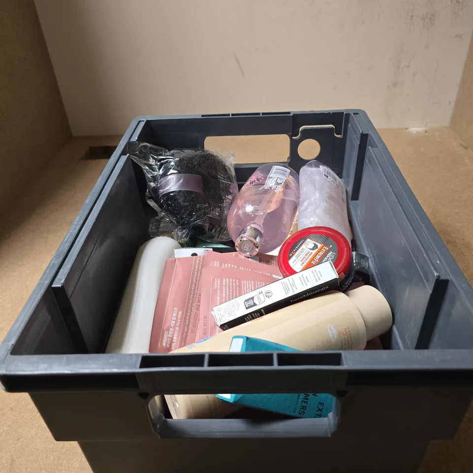 TOTE OF APPROXIMATELY 20 ASSORTED COSMETIC ITEMS TO INCLUDE AKT, BARE MINERALS, BAYLIS AND HARDING, NALA'S BABY, LOREAL MEN EXPERT ETC