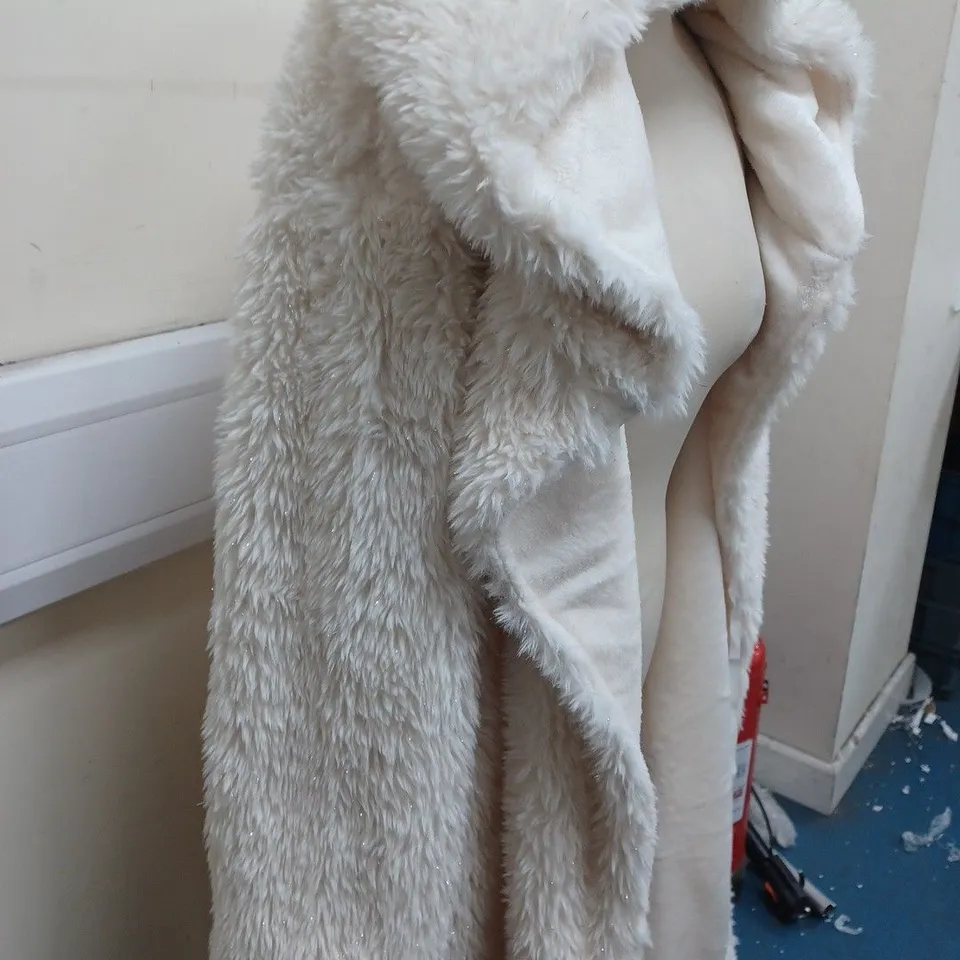 BOU AVENUE DRESSING GOWN IN WHITE 