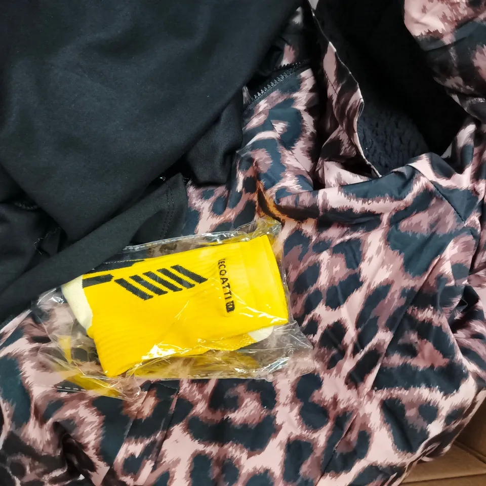 APPROXIMATELY 20 ASSORTED CLOTHING AND FASHION PRODUCTS IN VARIOUS STYLES AND SIZES - COLLECTION ONLY