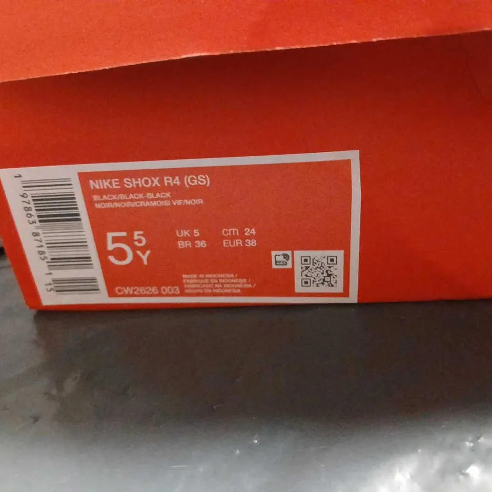 NIKE SHOX R4 (GS) KIDS' TRAINERS – BLACK, UK 5 (EU 38, 5Y)