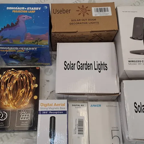 LOT OF APPROXIMATELY 20 ASSORTED ITEMS TO INCLUDE WIRELESS CHARGER STAND, SOLAR GARDEN LIGHTS AND DIGITAL AERIAL