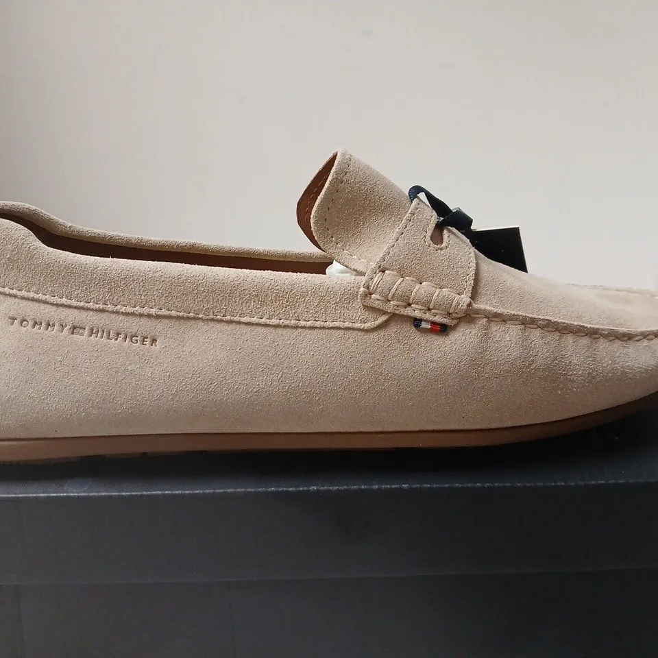 BOXED PAIR OF TOMMY HILFIGER SUEDE DRIVER SHOES – BEIGE, UK 9.5