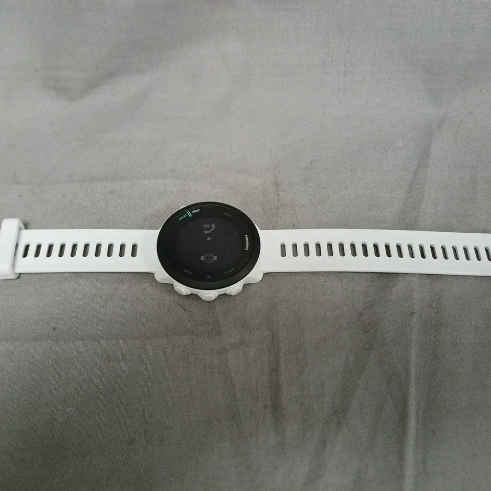 GARMIN FORERUNNER 55 SMARTWATCH – WHITE BAND