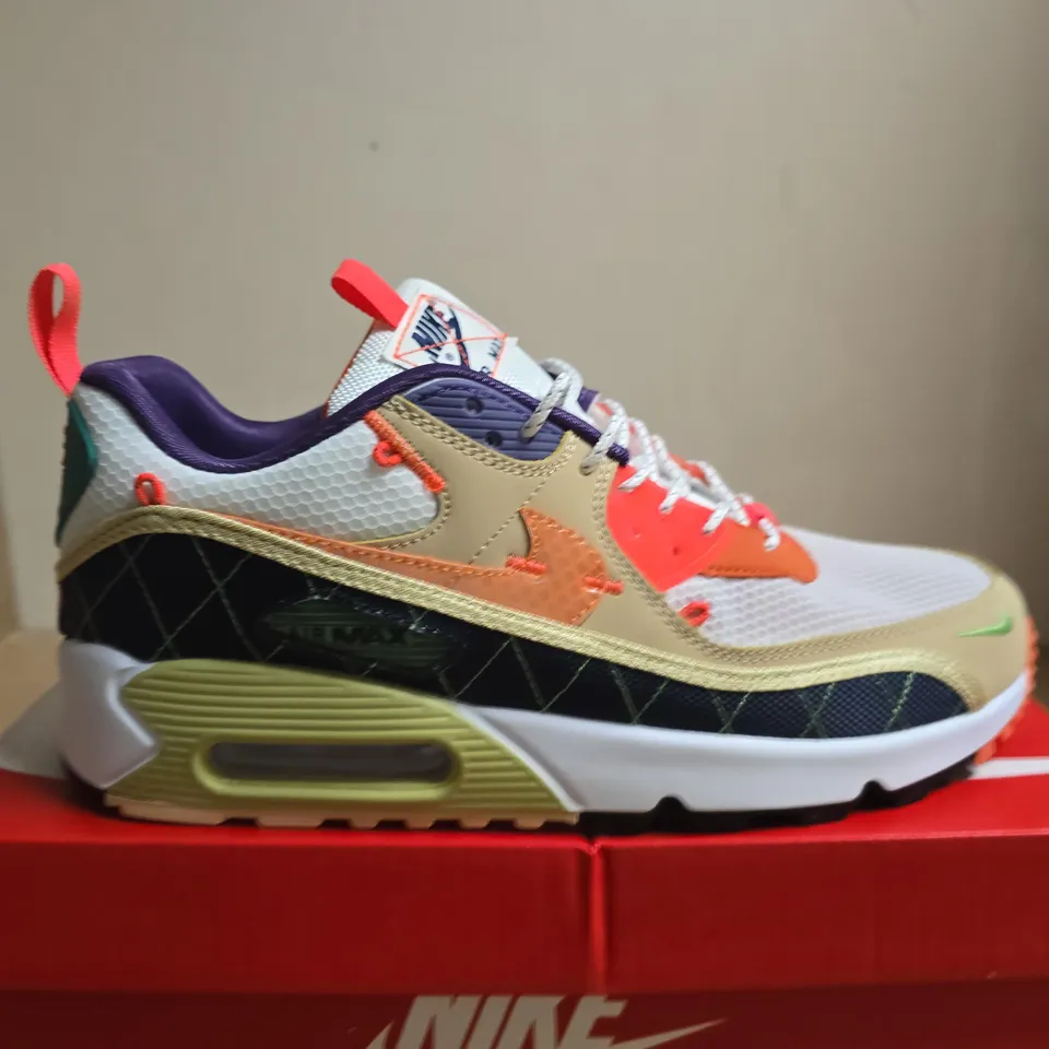 BOXED PAIR OF NIKE AIR MAX 90 TRAINERS - UK SIZE 9