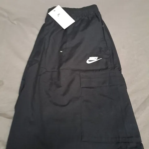 NIKE LOGO CARGO SHORTS SIZE L