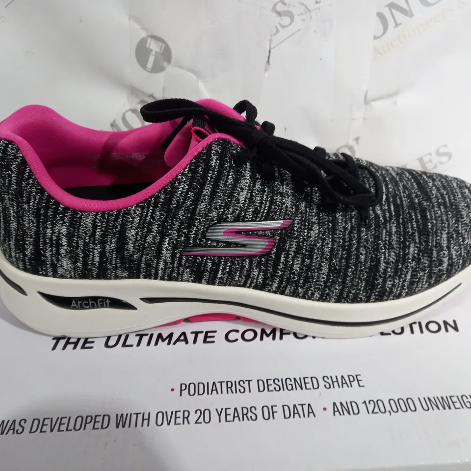SKECHERS ARCHFIT PODIATRIST CERTIFIED ARCH SUPPORT IN BLACK/PINK SIZE 7