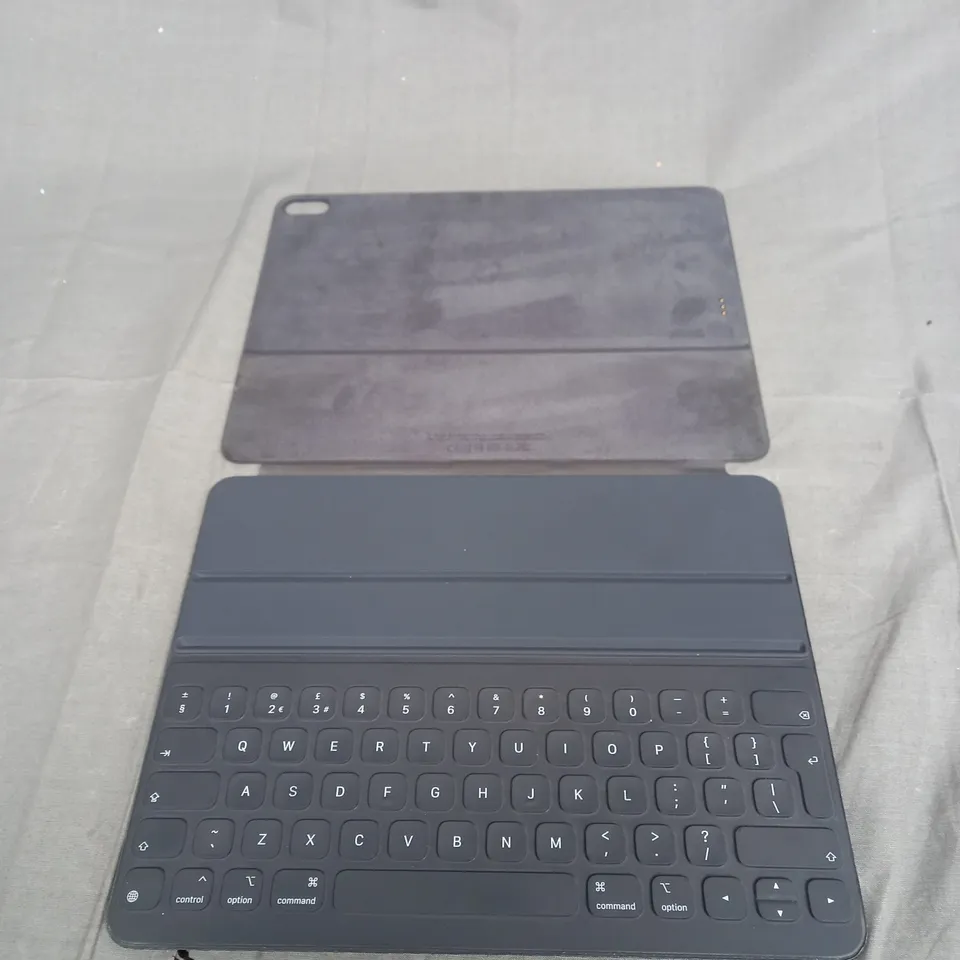APPLE SMART KEYBOARD FOLIO