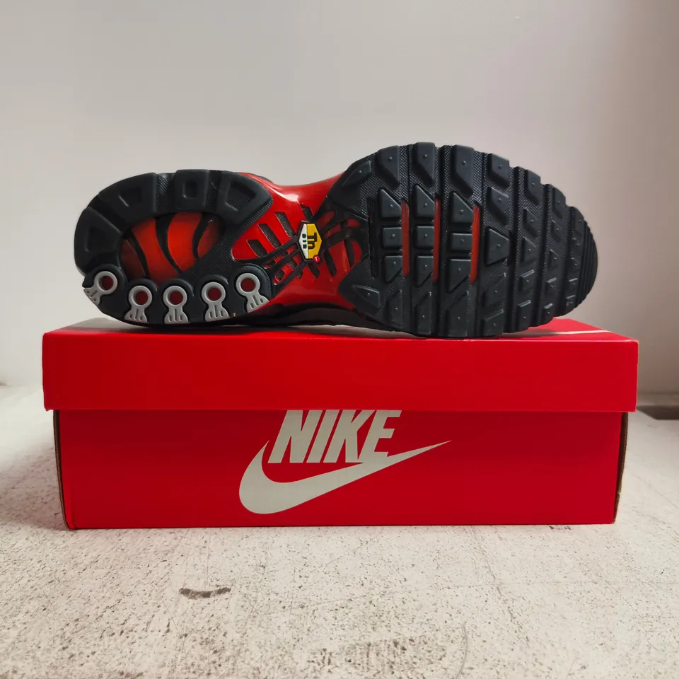 BOXED PAIR OF NIKE AIR MAX PLUS TRAINERS IN GREY/BLACK/RED SIZE UK 10.5