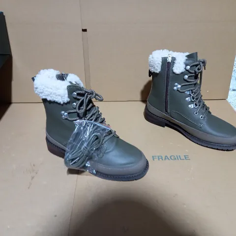 EMU AUSTRALIA OKAB DARK OLIVE BOOT SIZE 5 