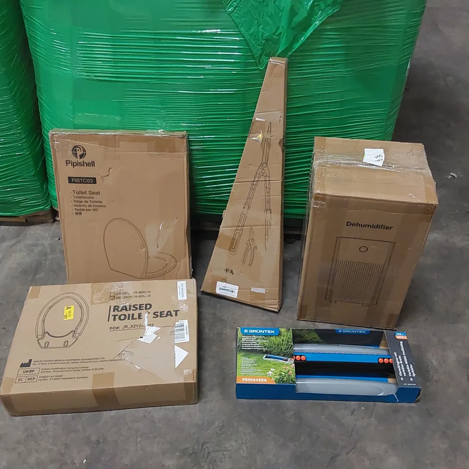 PALLET OF ASSORTED CONSUMER PRODUCTS TO INCLUDE: DEHUMIDIFIER, GARDEN TOOLS, OSCILLATING SPRINKLER, TOILET SEATS ECT