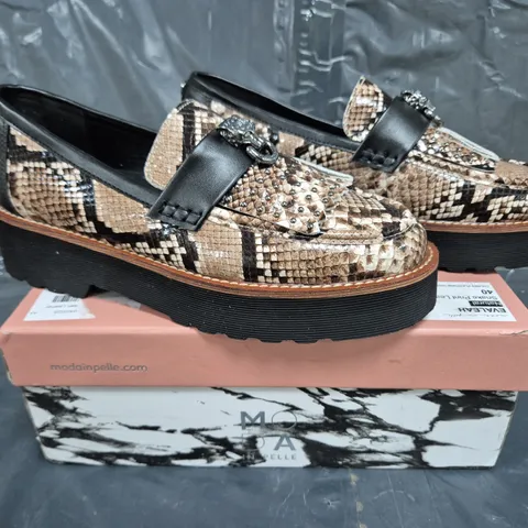 BOXED PAIR OF MODA IN PELLE EVALEAH LEATHER LOAFERS IN SNAKE PRINT NATURAL SIZE 7