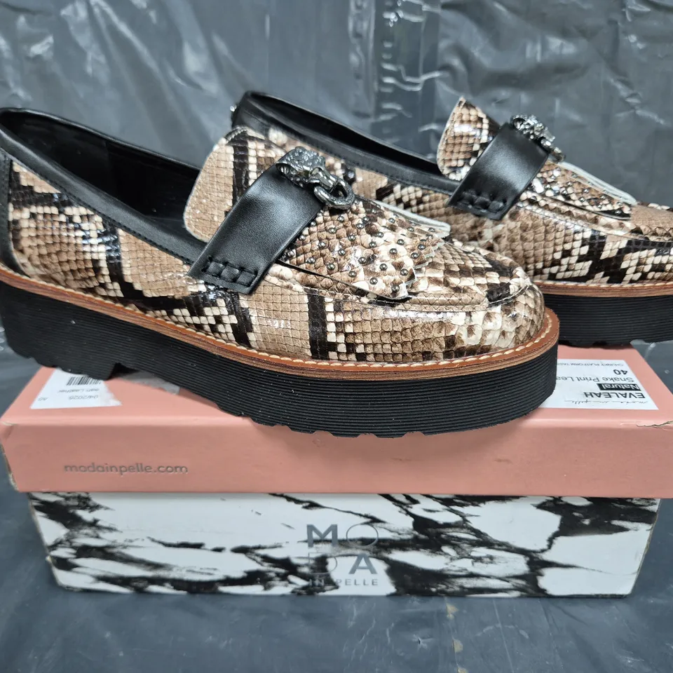 BOXED PAIR OF MODA IN PELLE EVALEAH LEATHER LOAFERS IN SNAKE PRINT NATURAL SIZE 7