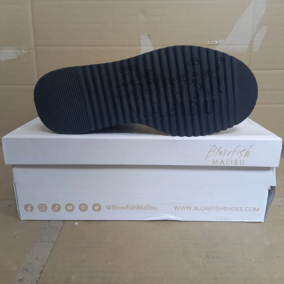 BOXED BLOWFISH MALIBU BOOTS IN BROWN SIZE 6