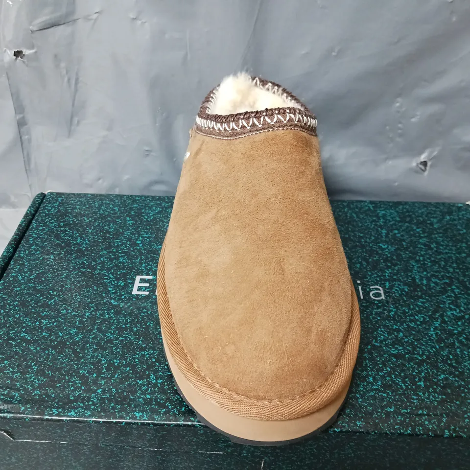 EMU SHARKY CUFF SLIPPER IN TAN - W7